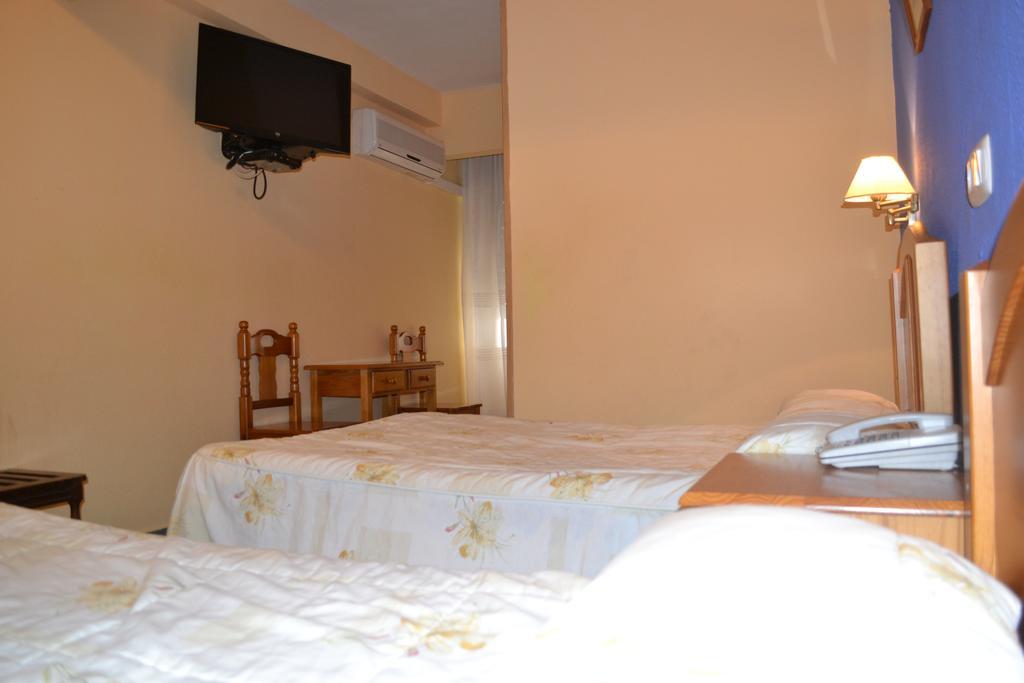 Hostal Al-Qazeres Caces Pokój zdjęcie