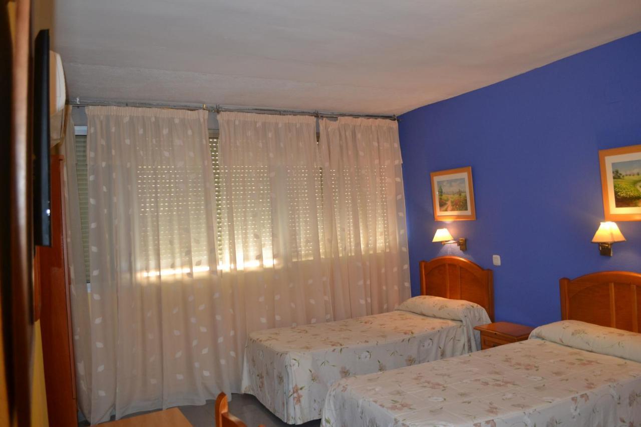 Hostal Al-Qazeres Caces Zewnętrze zdjęcie